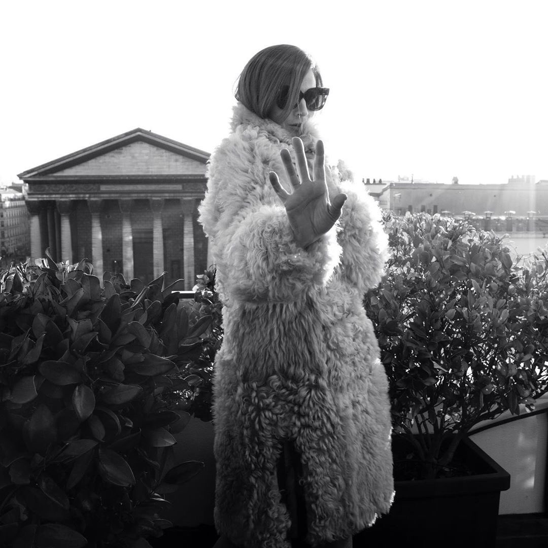 Sarah Rafferty – An American in Paris | Vogue Greece