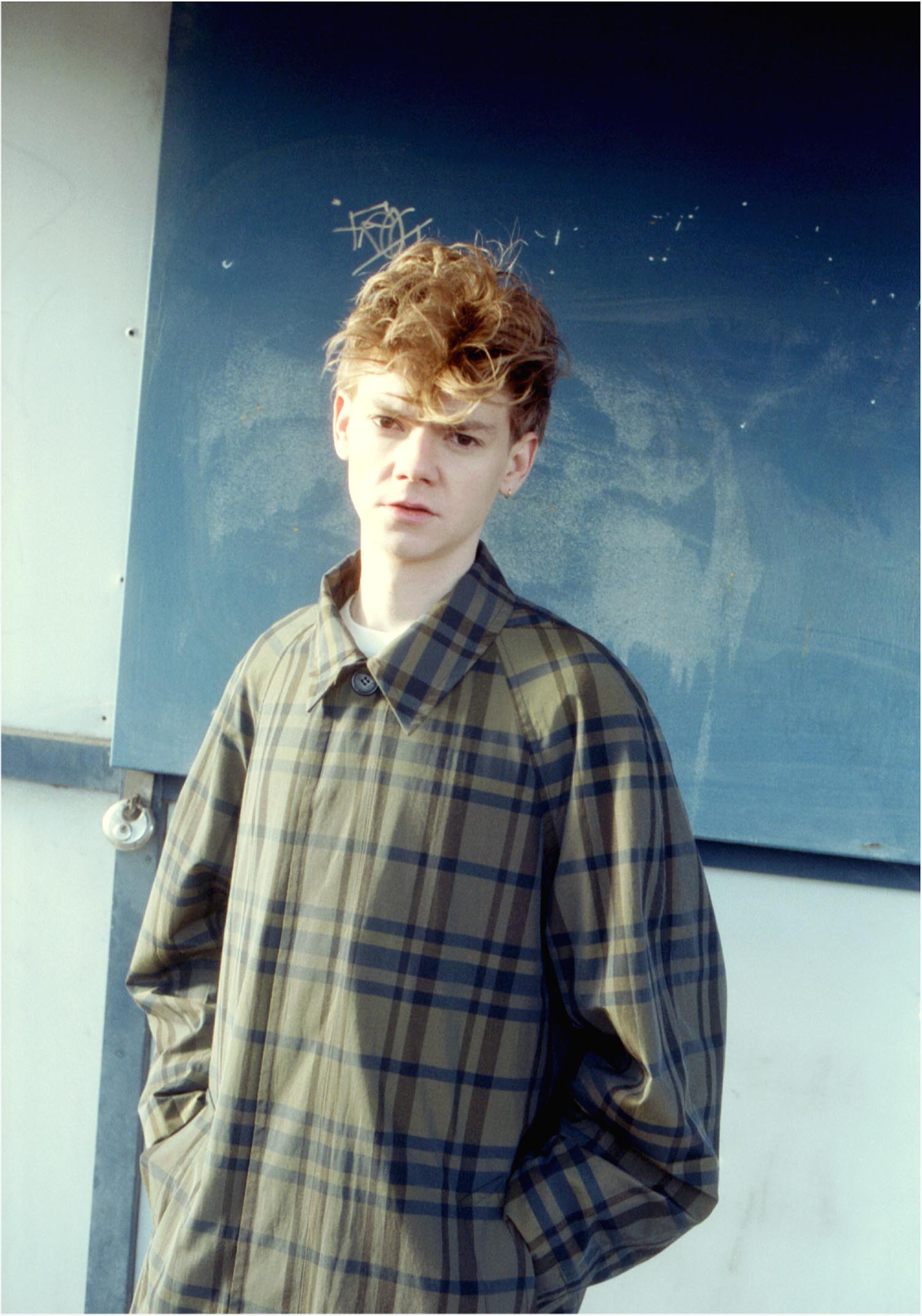 BEHIND THE BLINDS X Thomas Brodie Sangster