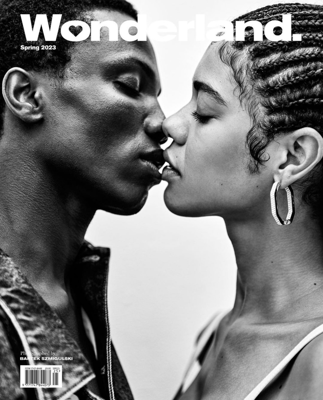 Wonderland | Kissing Story