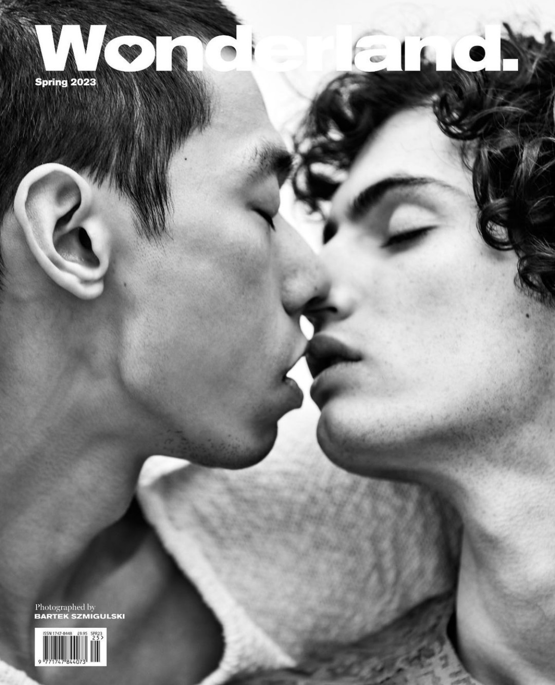 Wonderland | Kissing Story