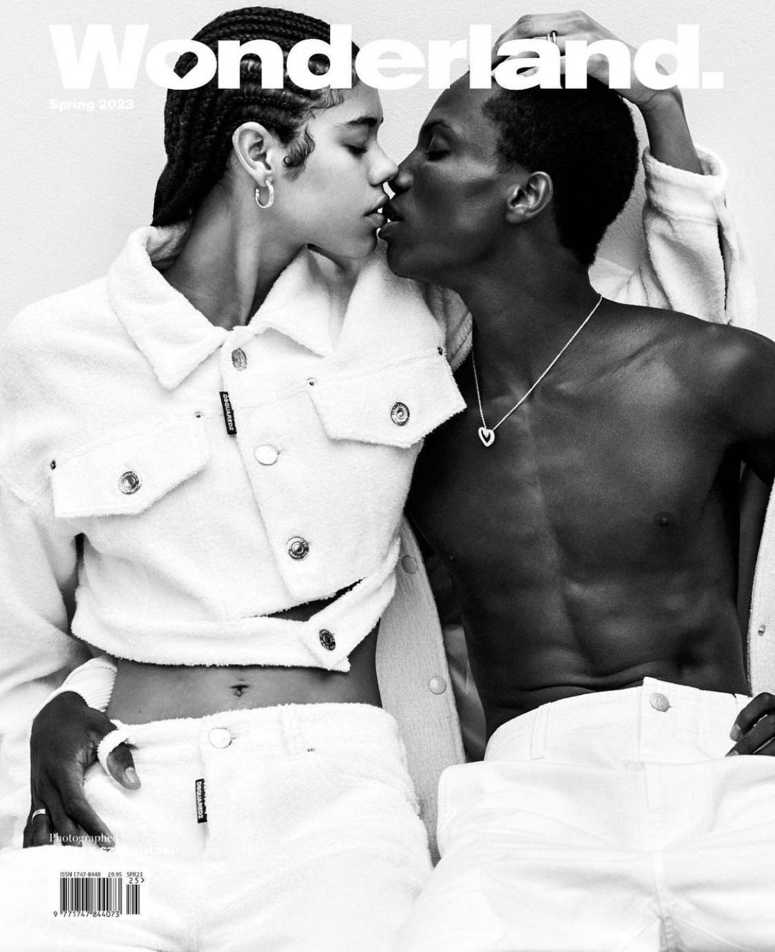 Wonderland | Kissing Story